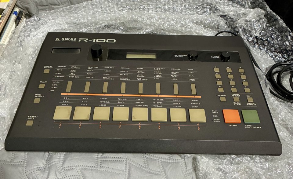 Caja de ritmos Kawai R-100