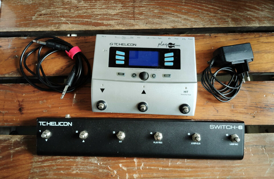 TC HELICON electric guitar y voz+Swift 6 con Looper