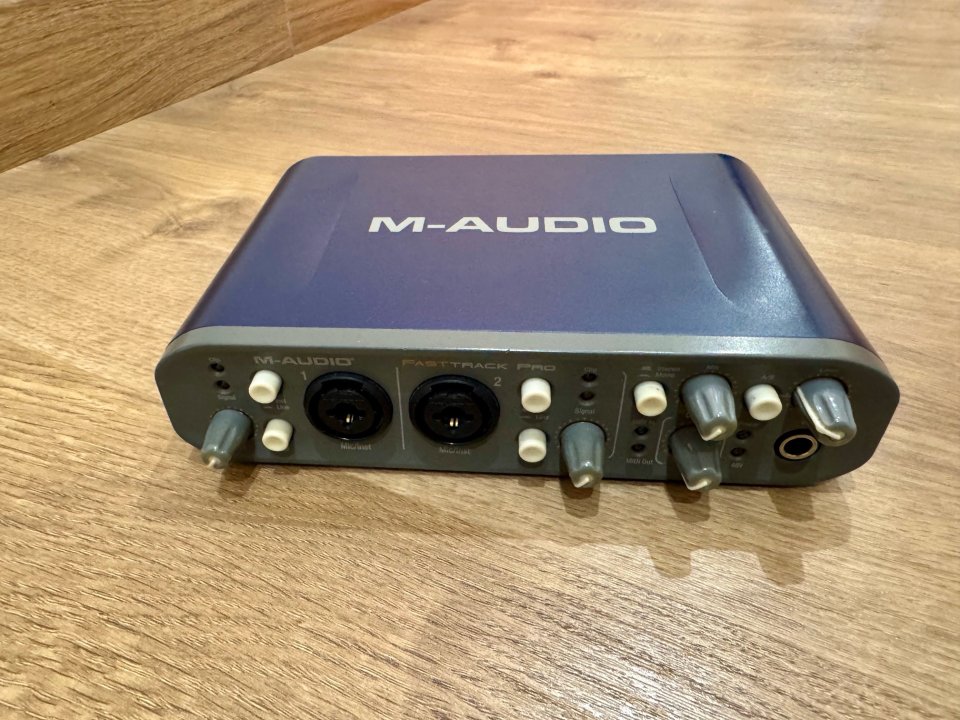 Interfaz de Audio M-Audio Fast Track Pro USB MIDI + Accesorios