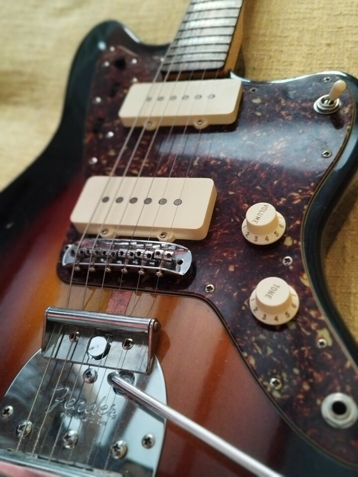 FENDER JAZZMASTER CIJ 2002/2004  muy mejorada.