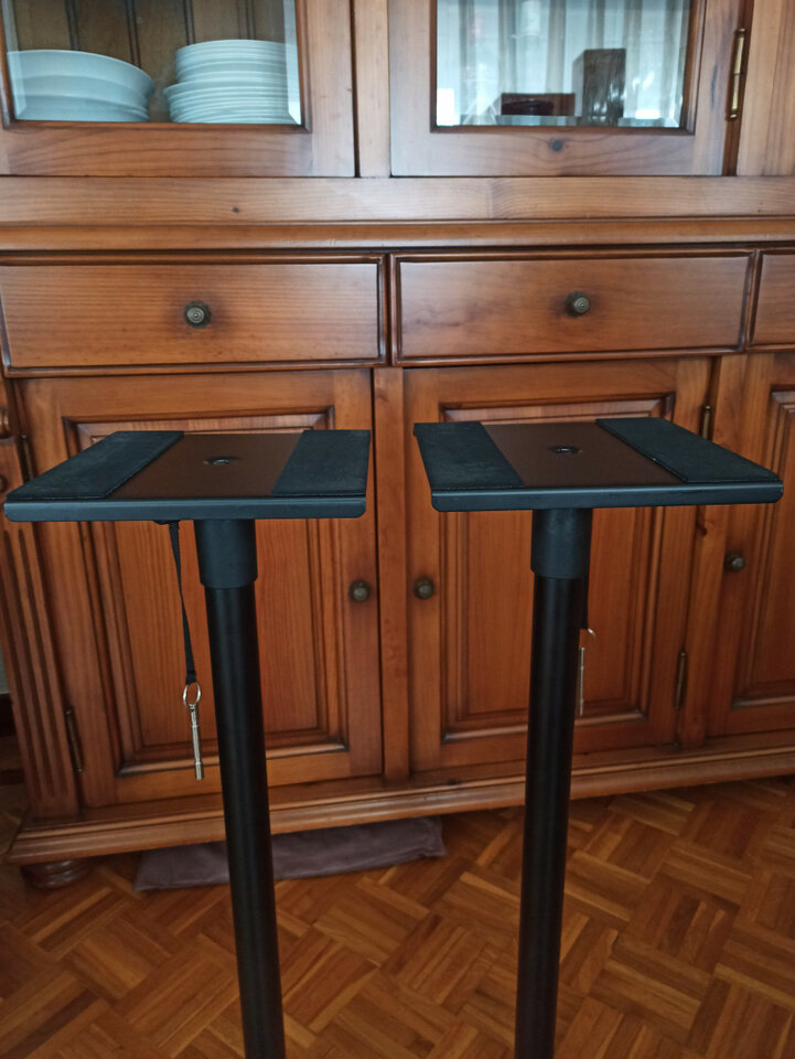 Monitores de estudio Dynaudio BM5 Mk3 + stands de mesa + stands de suelo