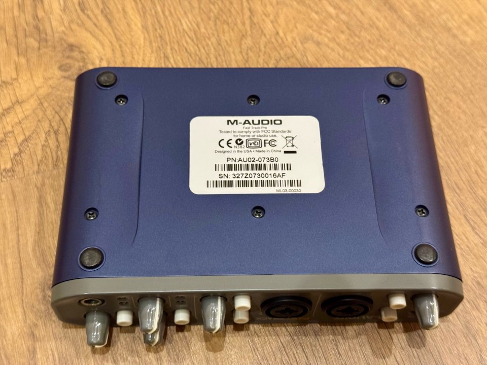 Interfaz de Audio M-Audio Fast Track Pro USB MIDI + Accesorios
