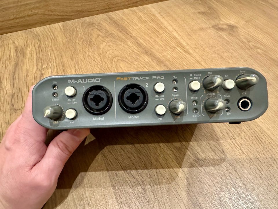 Interfaz de Audio M-Audio Fast Track Pro USB MIDI + Accesorios