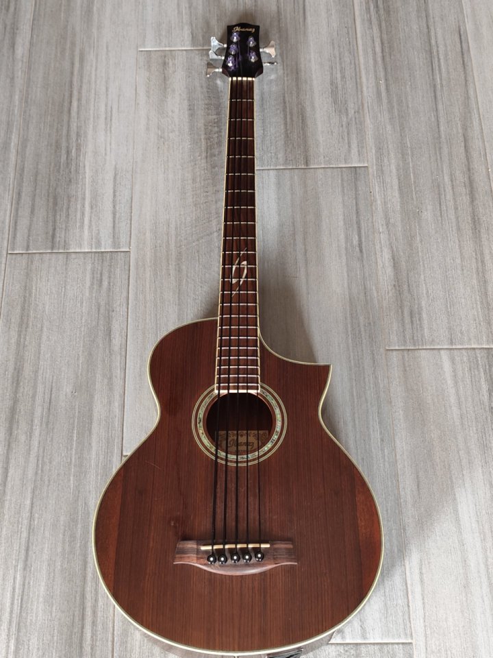 Bajo acústico Ibanez 5 cuerdas