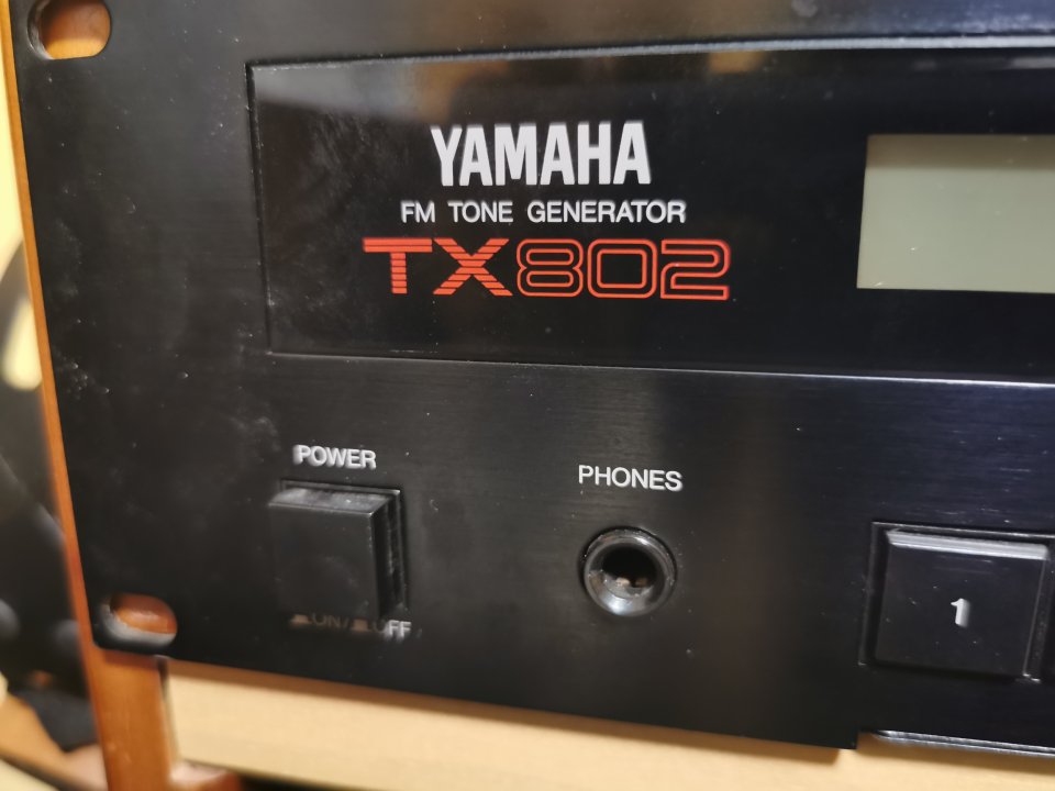 Vendo sintetizador Yamaha TX802 de segunda mano · Foto 1 de 8 · Madrid · 400 €