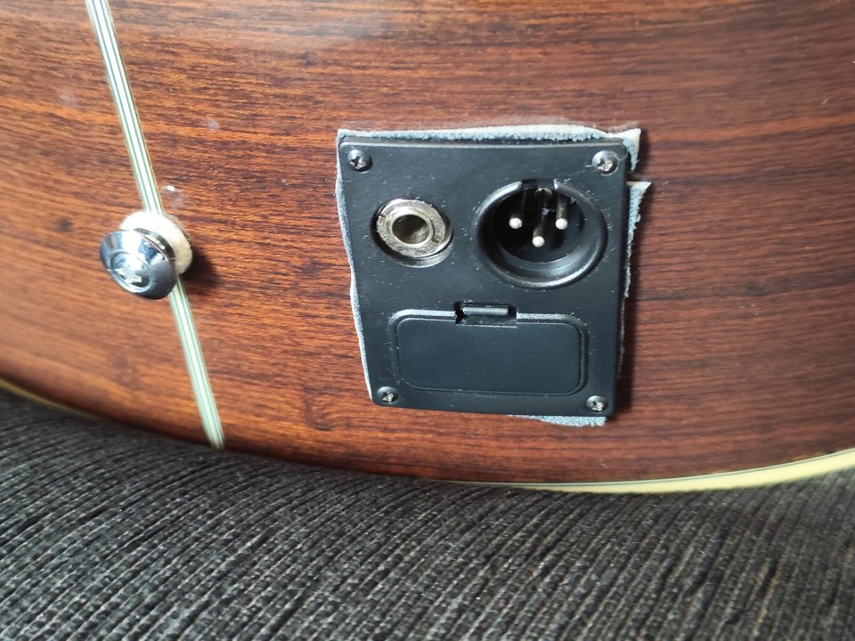 Bajo acústico Ibanez 5 cuerdas