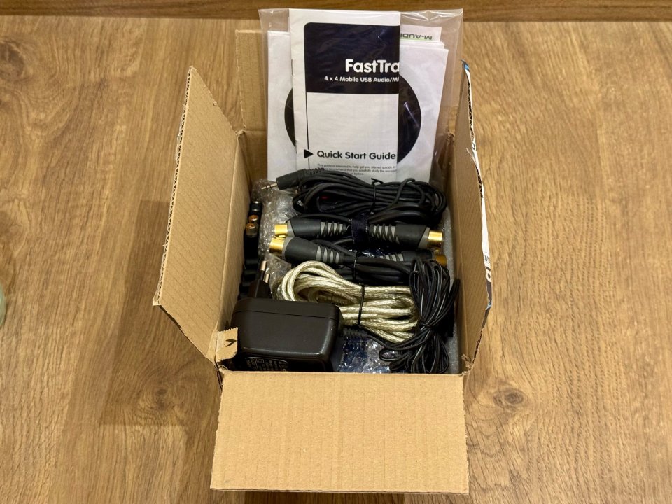 Interfaz de Audio M-Audio Fast Track Pro USB MIDI + Accesorios