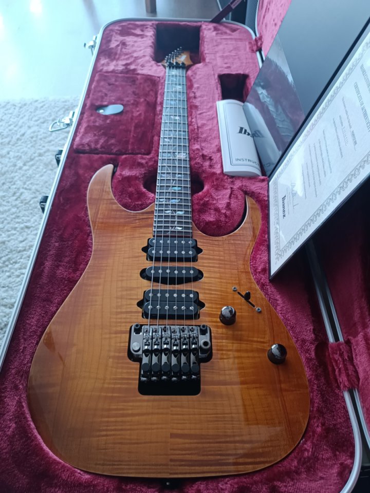 Ibanez J Custom RG8570Z BBE con mod. puente fijo