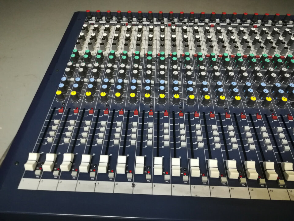 Mesa Soundcraft LX7ii 32ch + 6 aux de segunda mano · Foto 2 de 6 · Barcelona · 700 €