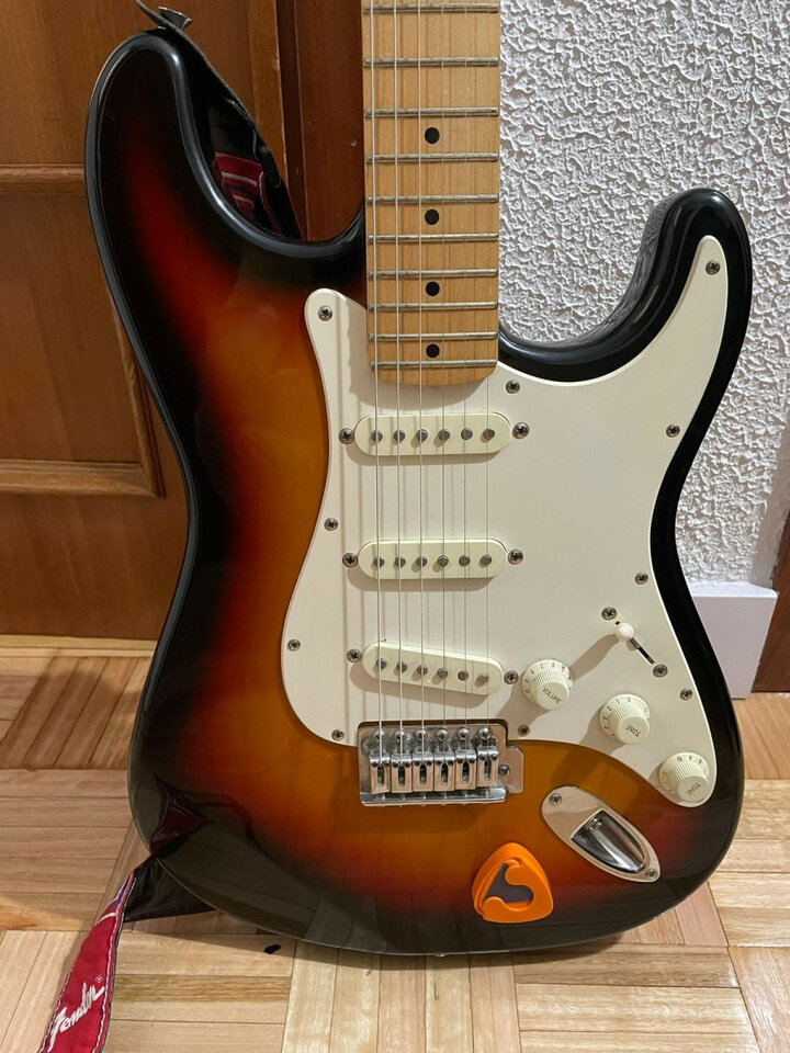 Guitarra Simaxe Strat Sunburst