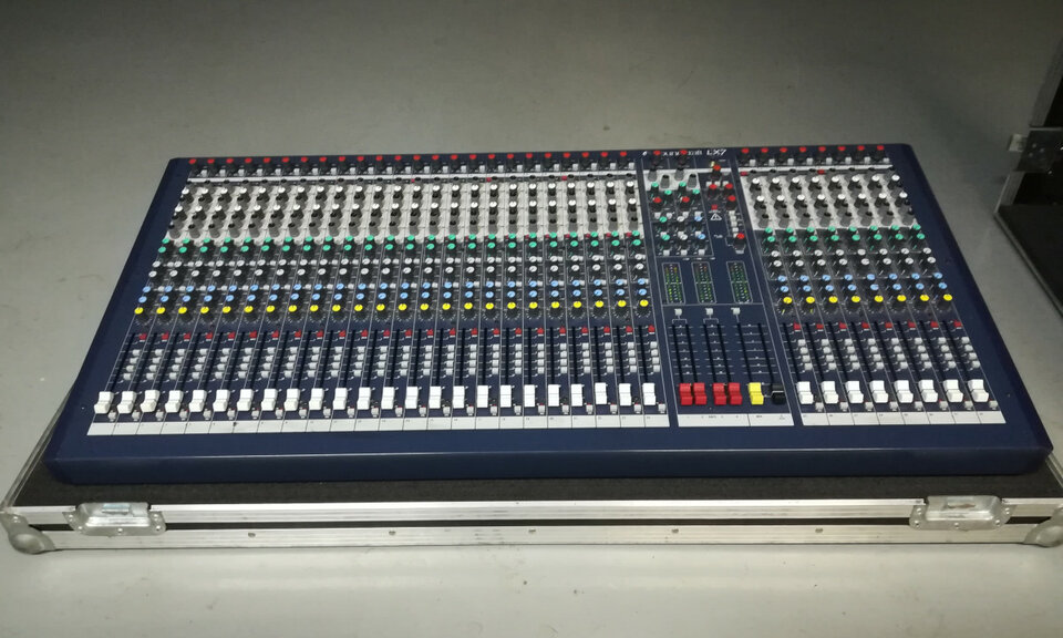 Mesa Soundcraft LX7ii 32ch + 6 aux de segunda mano · Foto 3 de 6 · Barcelona · 700 €