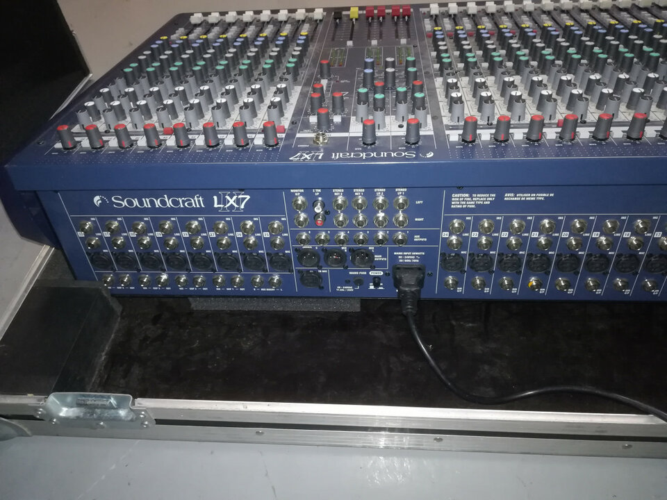 Mesa Soundcraft LX7ii 32ch + 6 aux de segunda mano · Foto 4 de 6 · Barcelona · 700 €