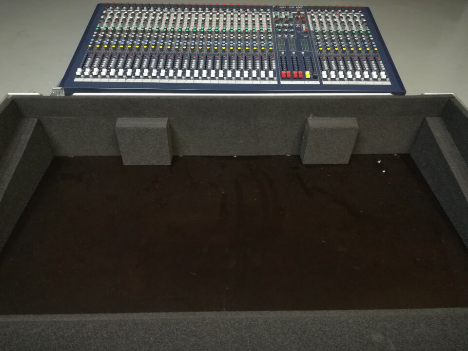 Mesa Soundcraft LX7ii 32ch + 6 aux de segunda mano · Foto 5 de 6 · Barcelona · 700 €