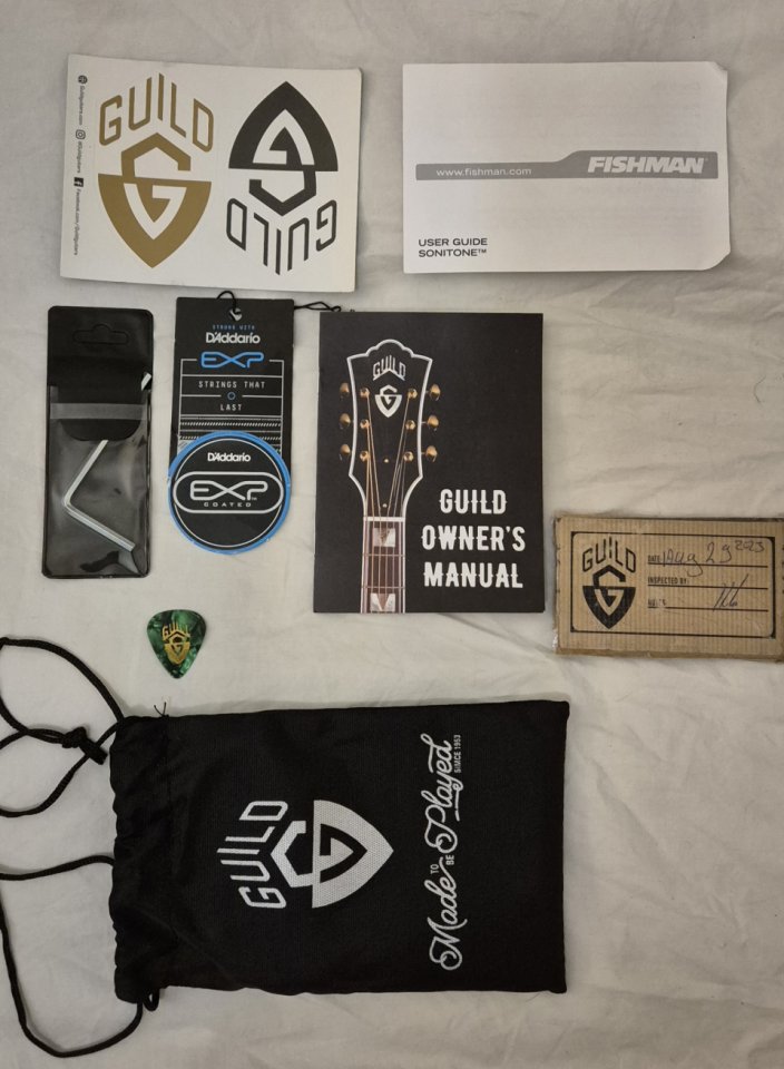 Bajo Acústico Guild + Funda Nuevo