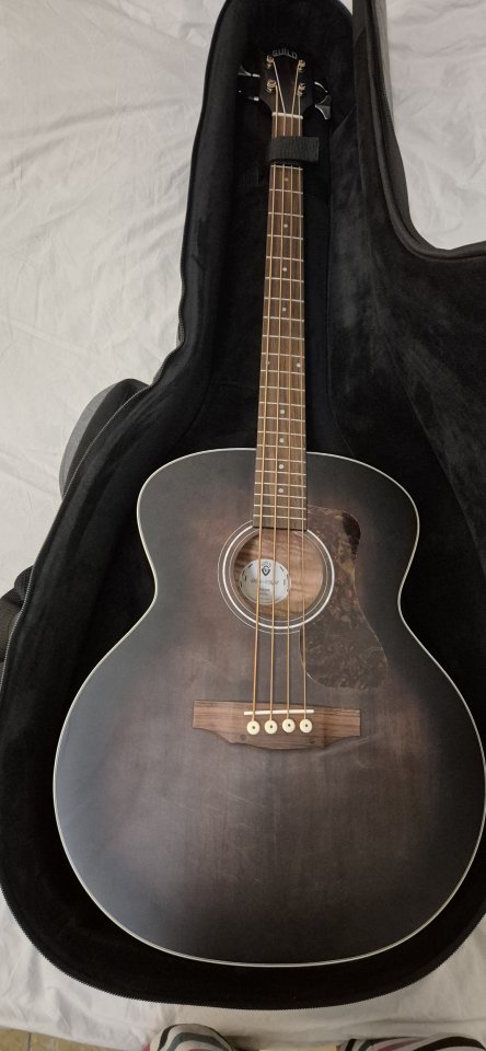 Bajo Acústico Guild + Funda Nuevo