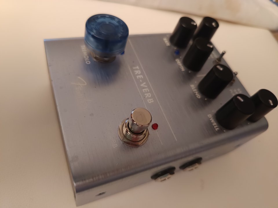 Pedal de reverb + tremolo FENDER TRE-VERB de segunda mano · Foto 2 de 10 · Madrid · 180 €