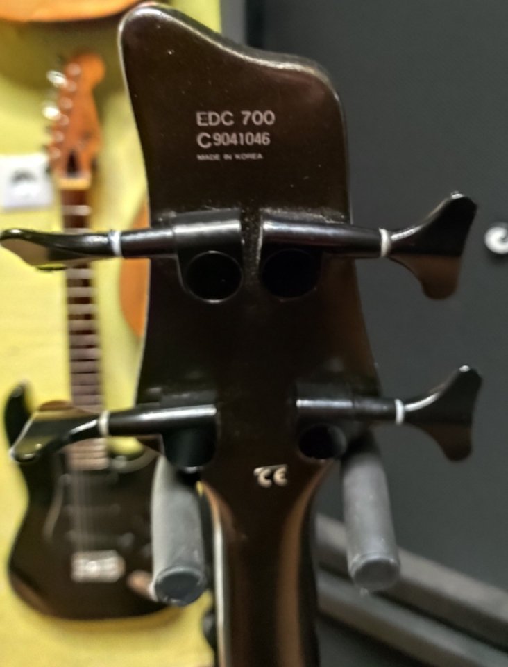 Bajo Ibanez Ergodyne EDC 700