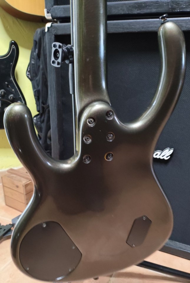 Bajo Ibanez Ergodyne EDC 700