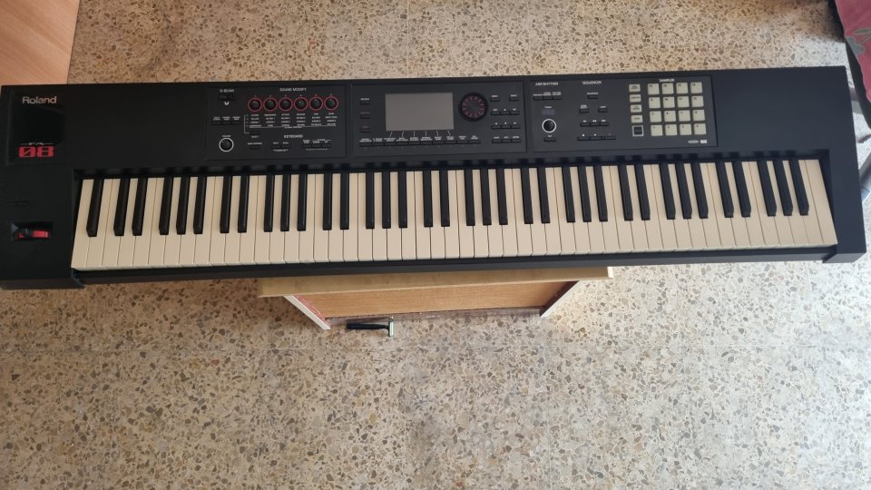 Roland FA 08 de segunda mano · Foto 1 de 5 · Valencia · 1100 €