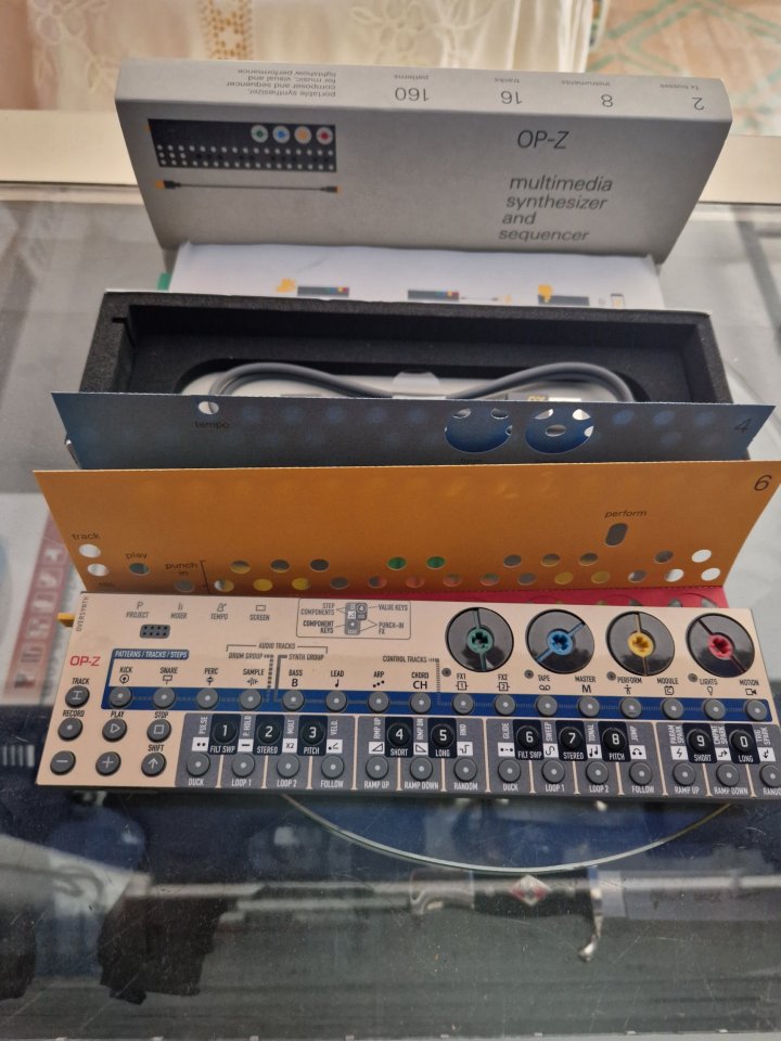 Vendo OP-Z como nuevo de segunda mano · Foto 5 de 6 · Granada · 250 €