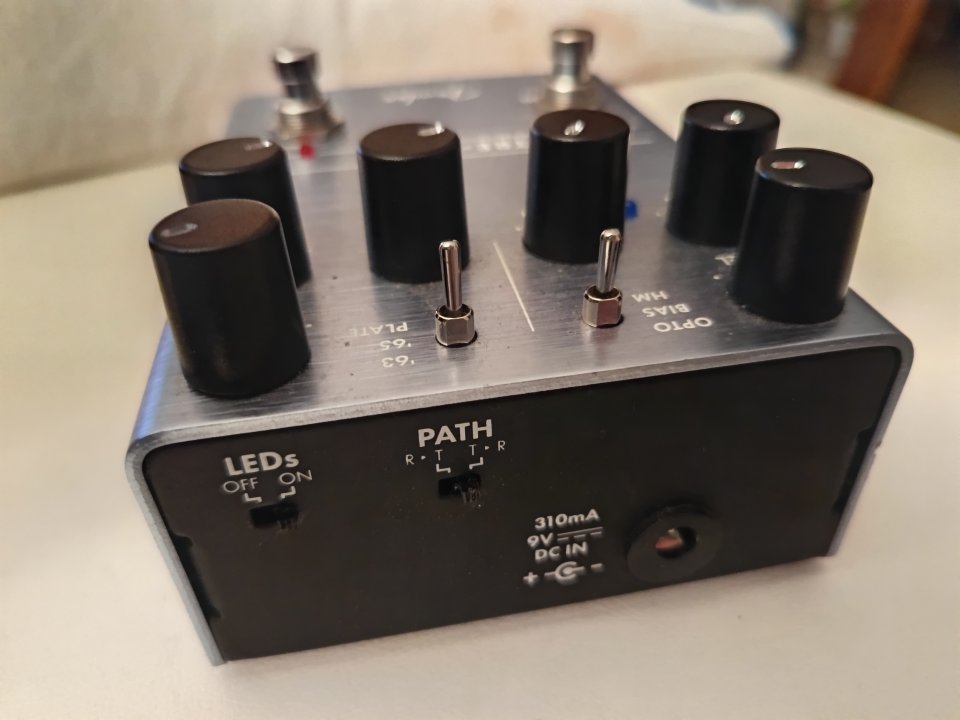 Pedal de reverb + tremolo FENDER TRE-VERB de segunda mano · Foto 6 de 10 · Madrid · 180 €