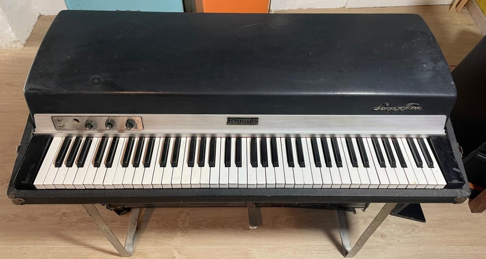 Rhodes Suitcase Piano para restaurar. de segunda mano · Foto 1 de 10 · Barcelona · 1100 €