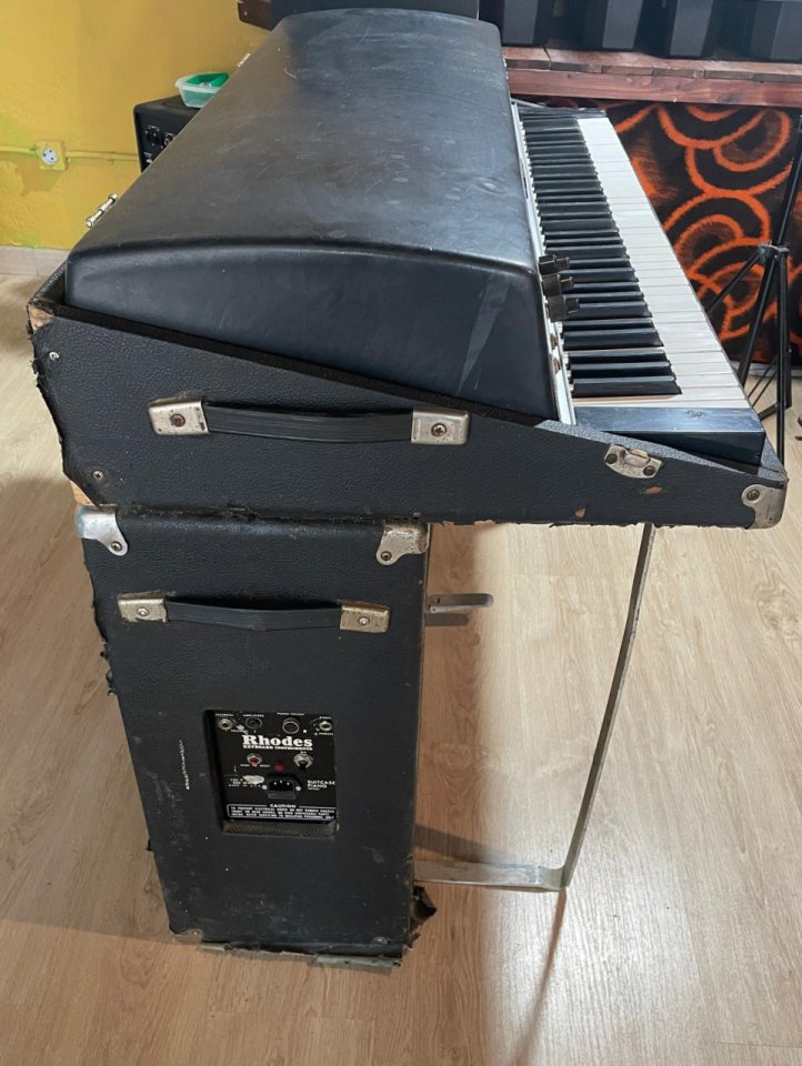 Rhodes Suitcase Piano para restaurar. de segunda mano · Foto 2 de 10 · Barcelona · 1100 €