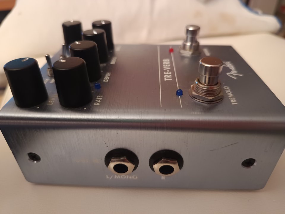 Pedal de reverb + tremolo FENDER TRE-VERB de segunda mano · Foto 8 de 10 · Madrid · 180 €