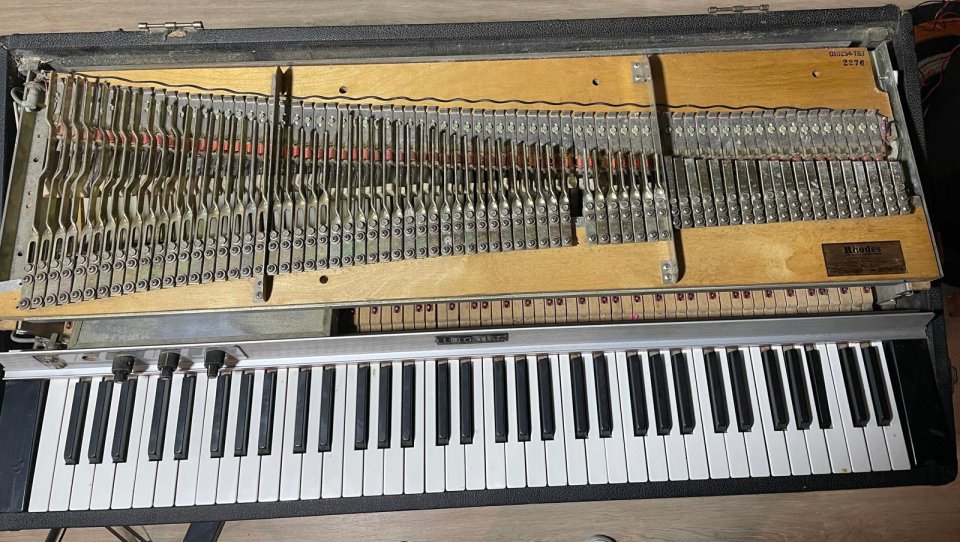 Rhodes Suitcase Piano para restaurar. de segunda mano · Foto 3 de 10 · Barcelona · 1100 €