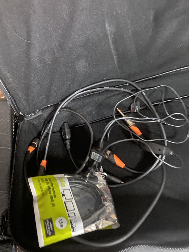 Fractal FM3 y controlador FC6 mas pedal fractal , cables ,  bolsa RESERVADO