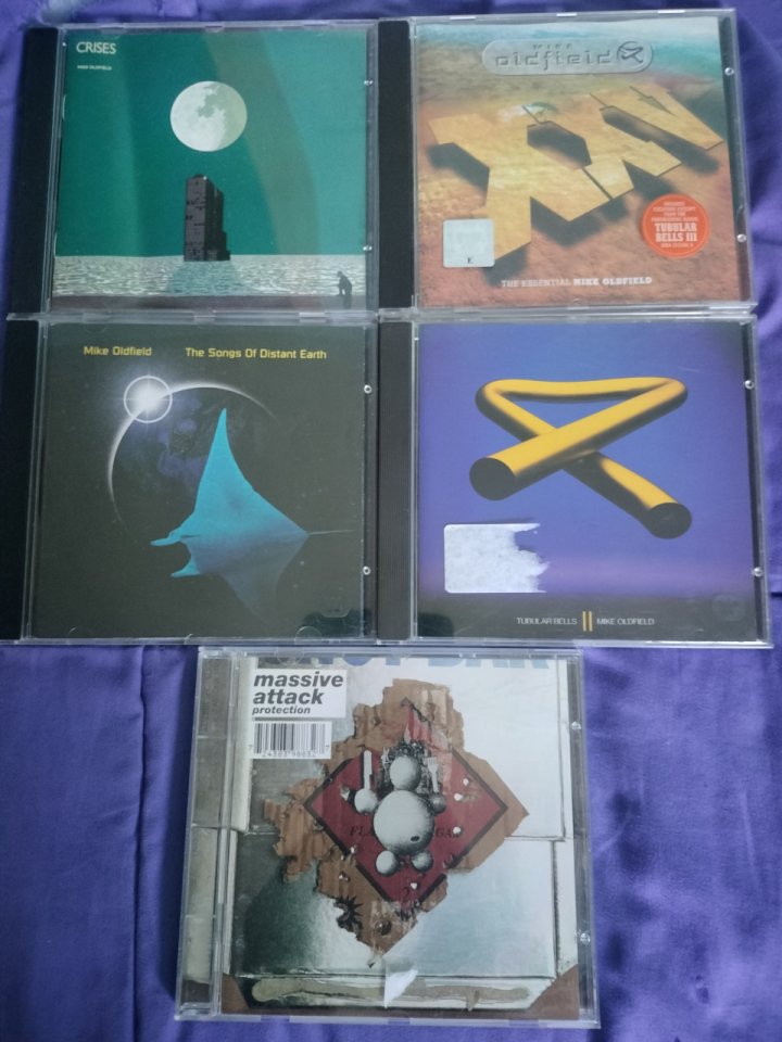 Lote de 5 CDs de música, incluyendo títulos de Mike Oldfield y Massive Attack. de segunda mano · Foto 1 de 3 · Navarra · 25 €
