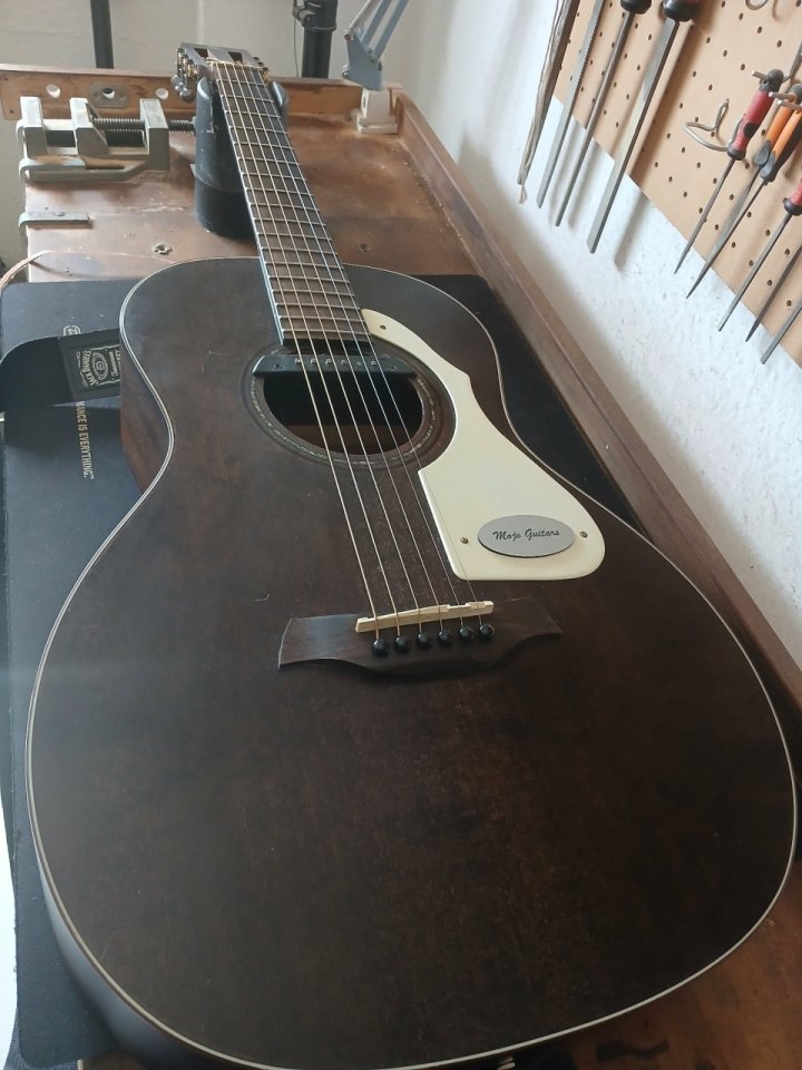 Guitarra electro acustica Baton Rouge parlor con golpeador vintage americano años 60 de segunda mano · Foto 2 de 7 · Sevilla · 170 €