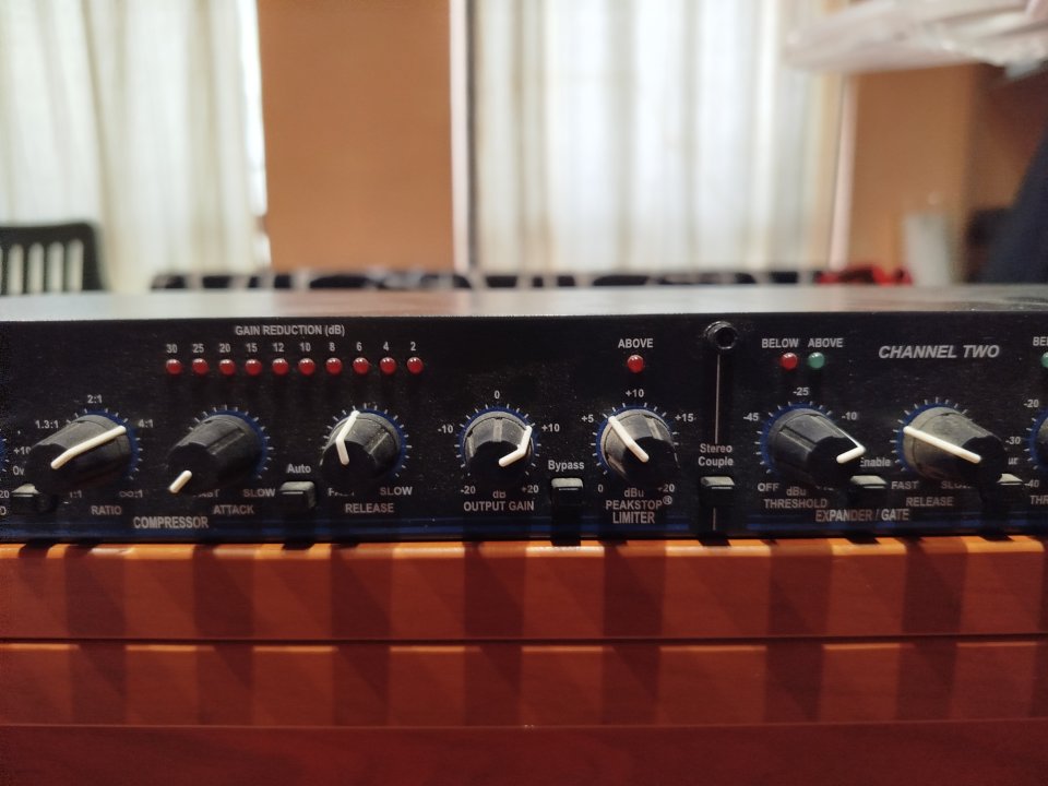 Compresor limitador DBX 166XL