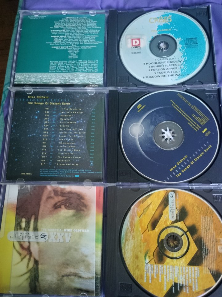 Lote de 5 CDs de música, incluyendo títulos de Mike Oldfield y Massive Attack. de segunda mano · Foto 2 de 3 · Navarra · 25 €