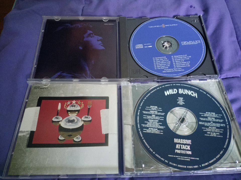 Lote de 5 CDs de música, incluyendo títulos de Mike Oldfield y Massive Attack. de segunda mano · Foto 3 de 3 · Navarra · 25 €
