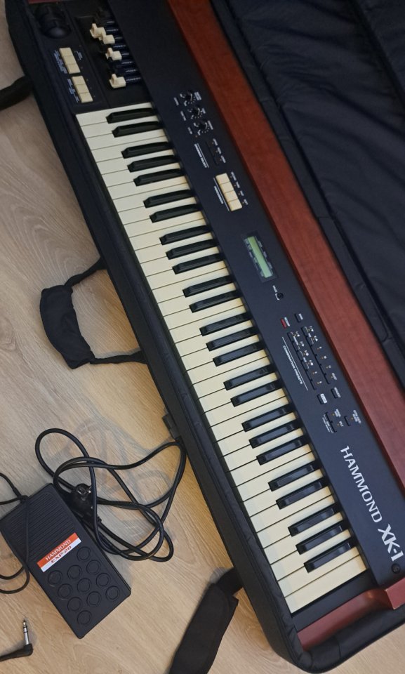 Órgano Hammond XK-1 + pedal y funda de segunda mano · Madrid · 1350 €