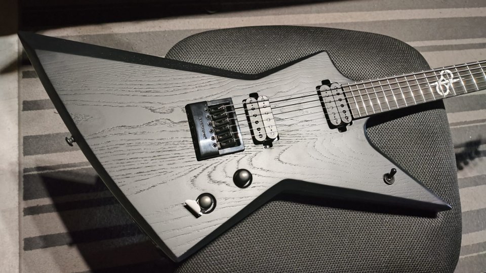 Guitarra barítona Solar E1.6BOP-27 NUEVA (incluye funda acolchada)