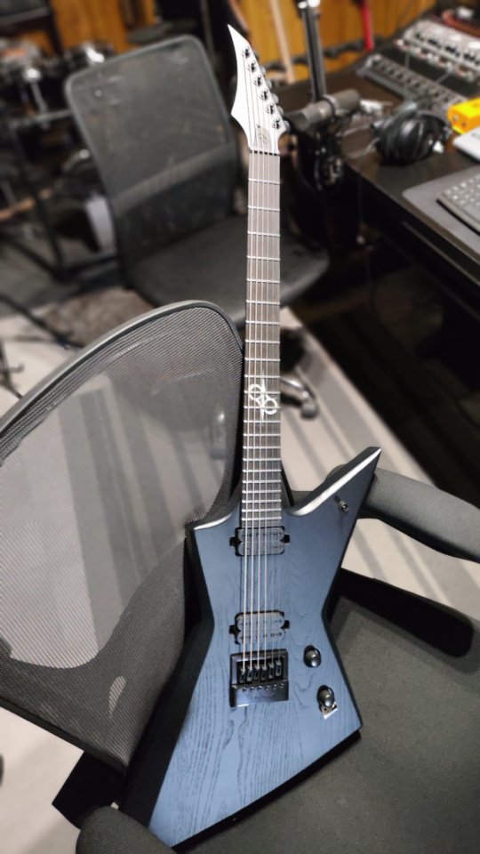 Guitarra barítona Solar E1.6BOP-27 NUEVA (incluye funda acolchada)