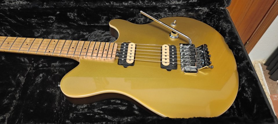 Music Man Axis 2006 Dourado de segunda mano · Foto 3 de 6 · A Coruña · 2200 €