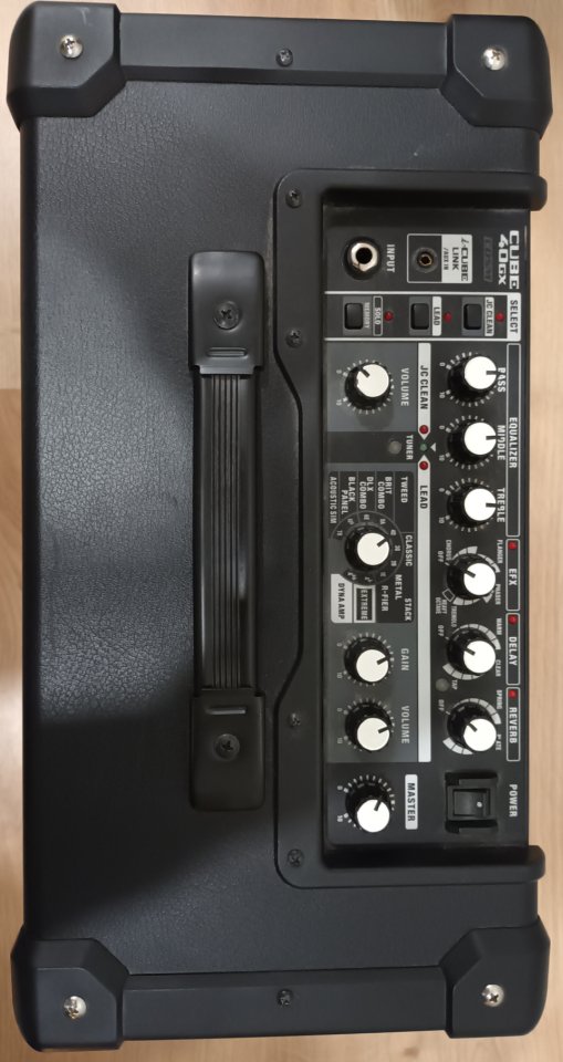Amplificador Roland Cube 40-GX + pedal controlador