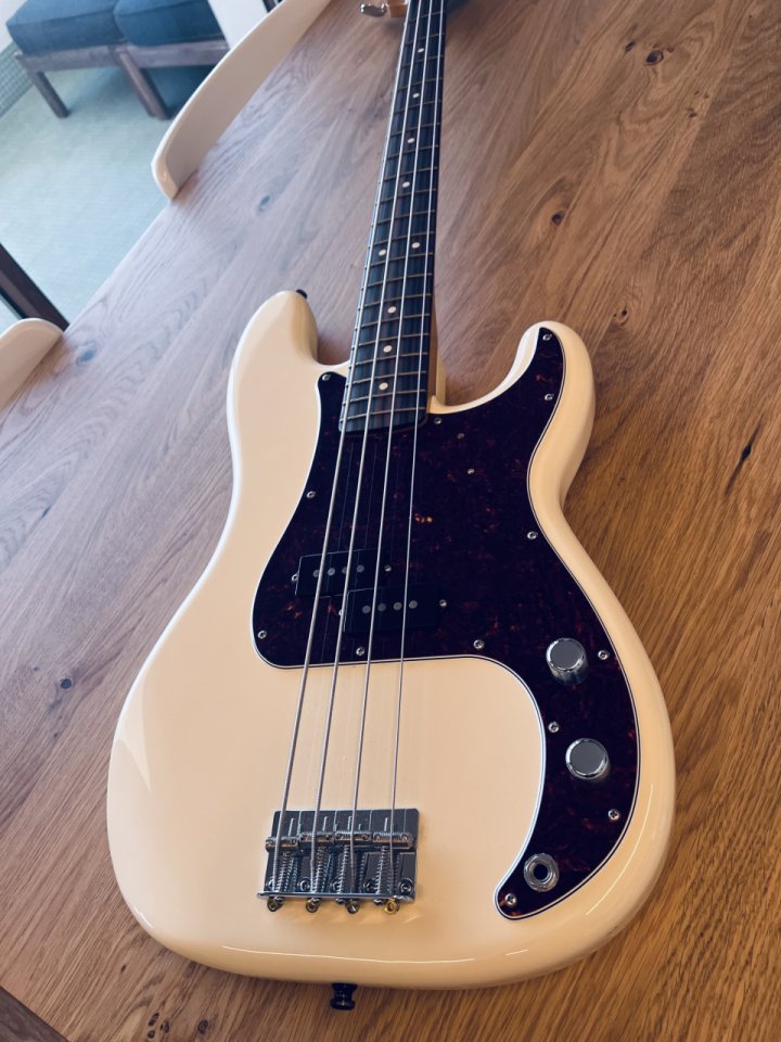 Fender Precision Bass VINTERA II 60s de segunda mano · Foto 1 de 7 · Barcelona · 1000 €