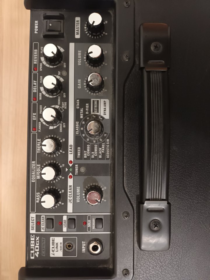 Amplificador Roland Cube 40-GX + pedal controlador