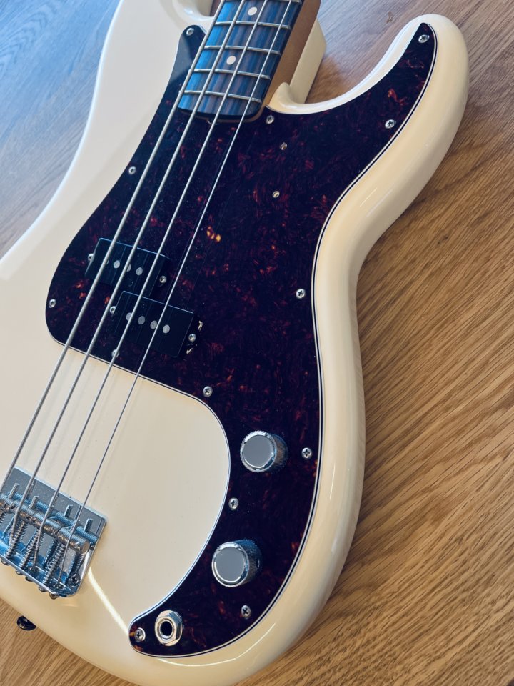 Fender Precision Bass VINTERA II 60s de segunda mano · Foto 2 de 7 · Barcelona · 1000 €