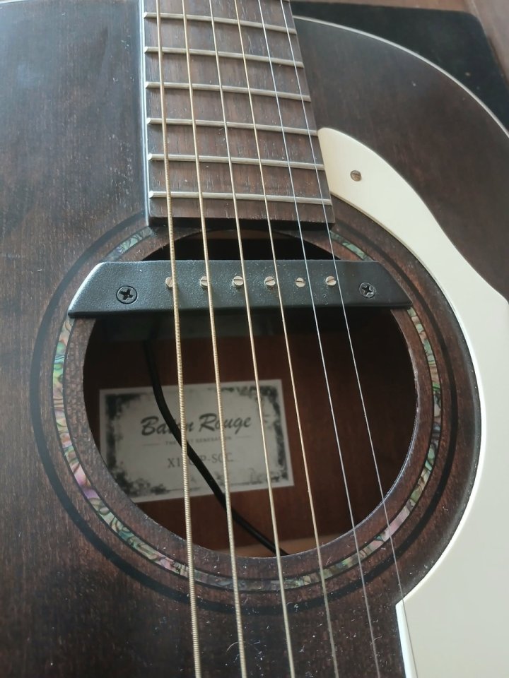 Guitarra electro acustica Baton Rouge parlor con golpeador vintage americano años 60 de segunda mano · Foto 4 de 7 · Sevilla · 170 €