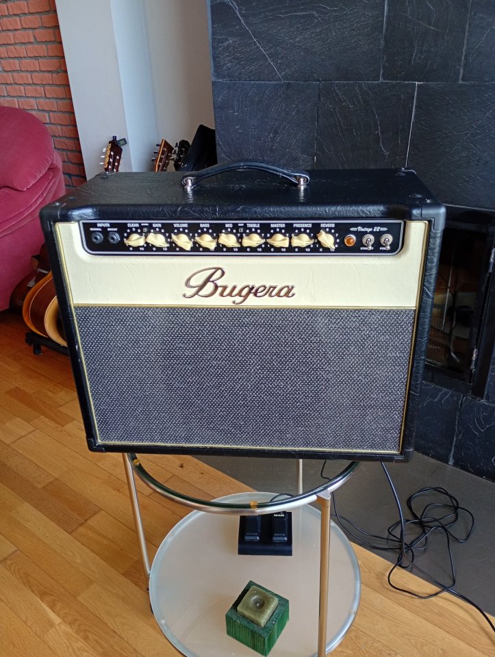 Bugera V22 de 22 vatios a válvulas (versión original) + Footswitch SIN APENAS USO de segunda mano · Foto 1 de 5 · Asturias · 230 €