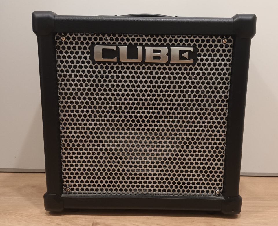 Amplificador Roland Cube 40-GX + pedal controlador