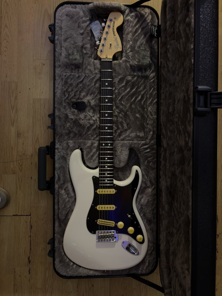 Fender american performer stratocaster de segunda mano · Foto 1 de 5 · Valencia · 1200 €