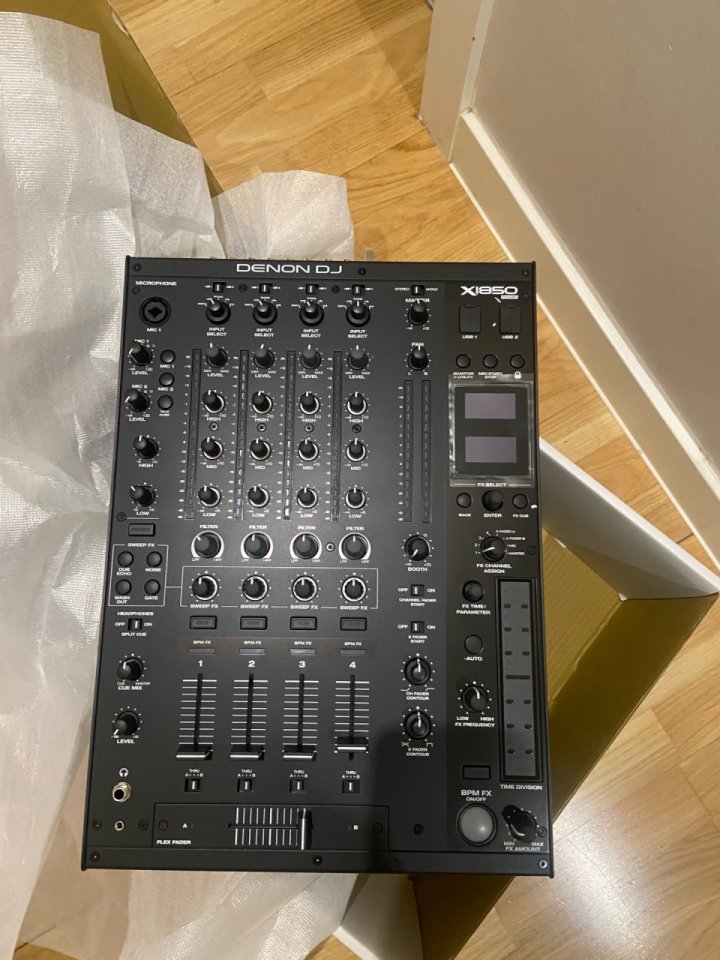 Mesa mezclas denon x1850 de segunda mano · Foto 1 de 6 · Madrid · 950 €