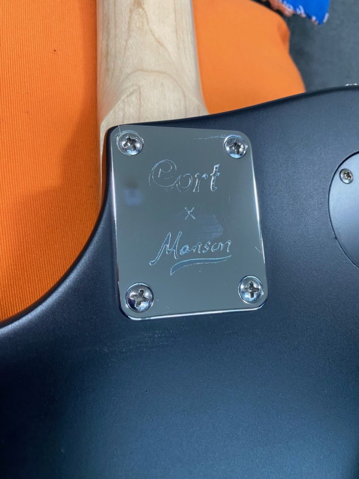 Cort Manson versión firmada Matt Bellamy