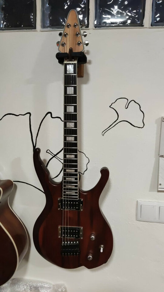 Guitarra con Cuerpo Weisse Hügel